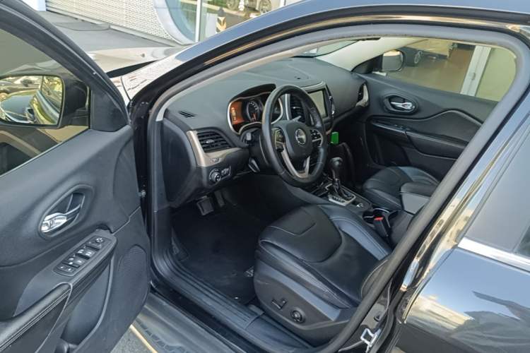 Used Jeep Cherokee 2017 2.0L Superior Edition Driver Seat