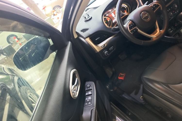Used Jeep Cherokee 2017 2.0L Superior Edition Driver Seat