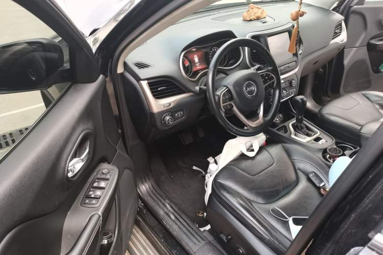 Used Jeep Cherokee 2017 2.0L Superior Edition Driver Seat