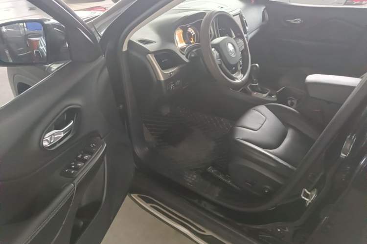 Used Jeep Cherokee 2017 2.0L Superior Edition Driver Seat