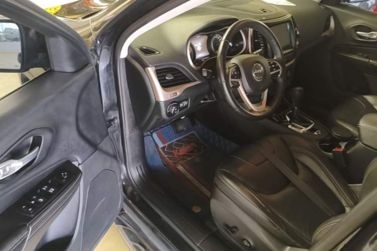 Used Jeep Cherokee 2017 2.0L Superior Edition Driver Seat