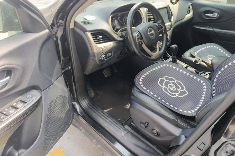 Used Jeep Cherokee 2017 2.0L Superior Edition Driver Seat
