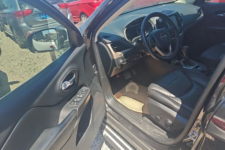 Used Jeep Cherokee 2017 2.0L Superior Edition Driver Seat