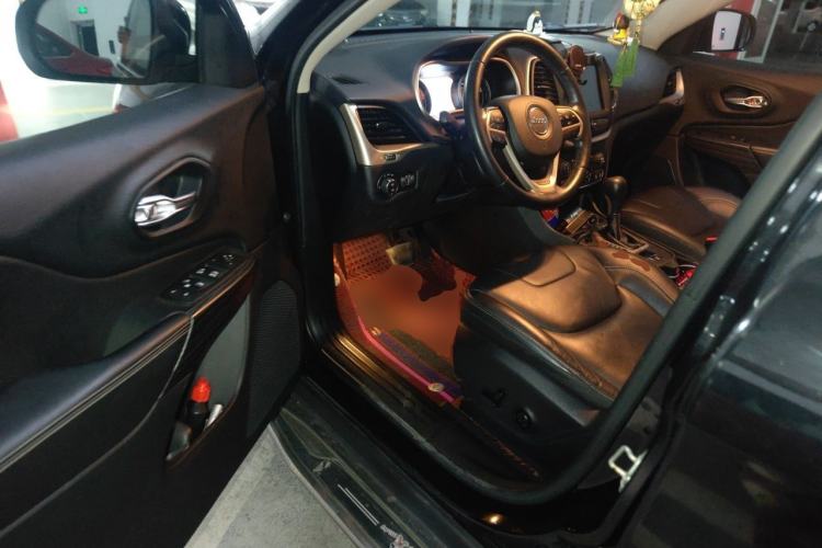 Used Jeep Cherokee 2017 2.0L Superior Edition Driver Seat