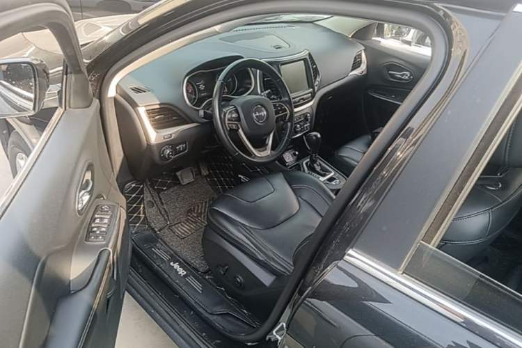 Used Jeep Cherokee 2017 2.0L Superior Edition Driver Seat