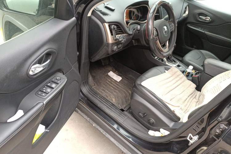 Used Jeep Cherokee 2017 2.0L Superior Edition Driver Seat