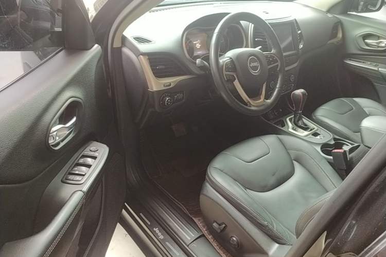 Used Jeep Cherokee 2017 2.0L Superior Edition Driver Seat