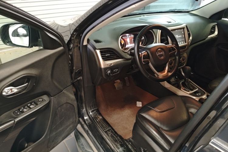 Used Jeep Cherokee 2017 2.0L Superior Edition Driver Seat