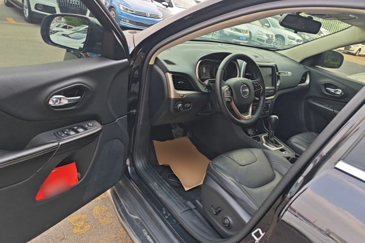 Used Jeep Cherokee 2017 2.4L Leading Smart Edition Driver Seat