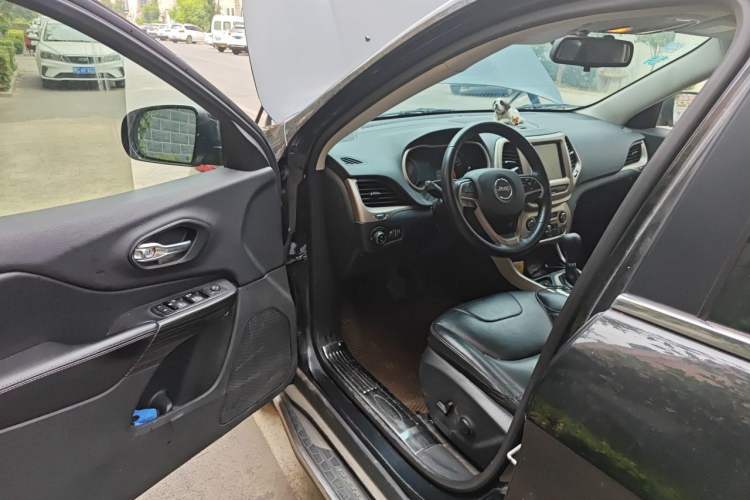 Used Jeep Cherokee 2017 2.0L Superior Edition Driver Seat