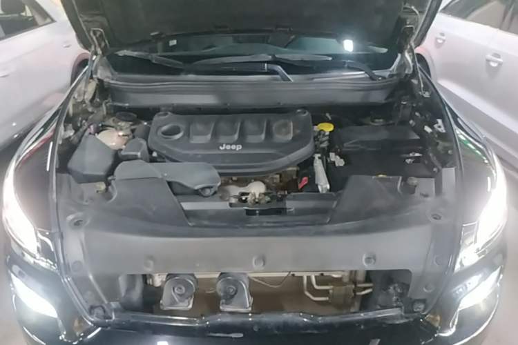 Used Jeep Cherokee 2017 2.0L Superior Edition Engine Bay