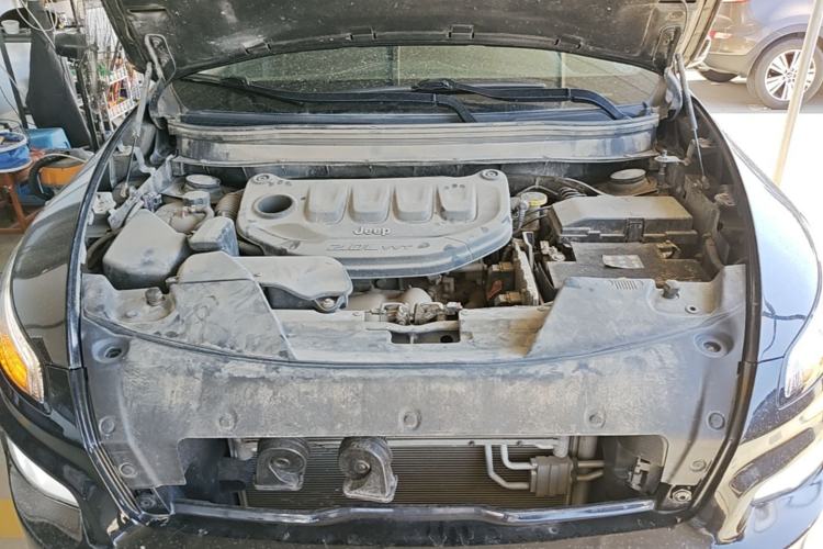 Used Jeep Cherokee 2017 2.0L Superior Edition Engine Bay