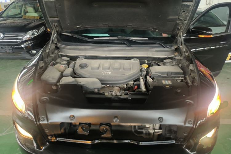 Used Jeep Cherokee 2017 2.0L Superior Edition Engine Bay