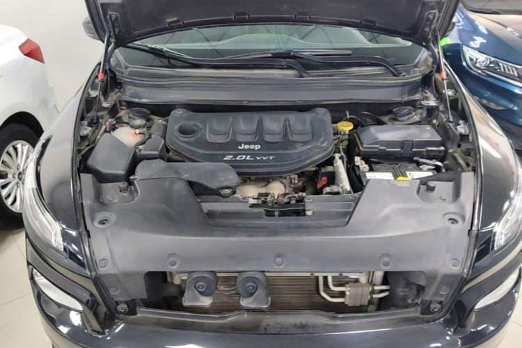 Used Jeep Cherokee 2017 2.0L Superior Edition Engine Bay