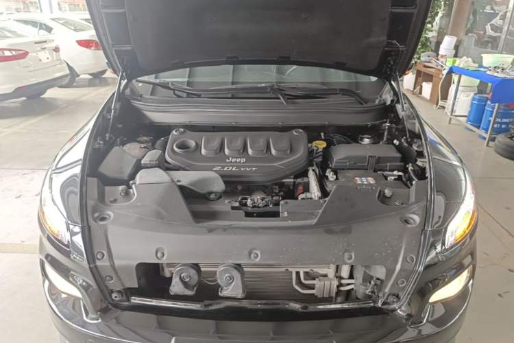 Used Jeep Cherokee 2017 2.0L Superior Edition Engine Bay