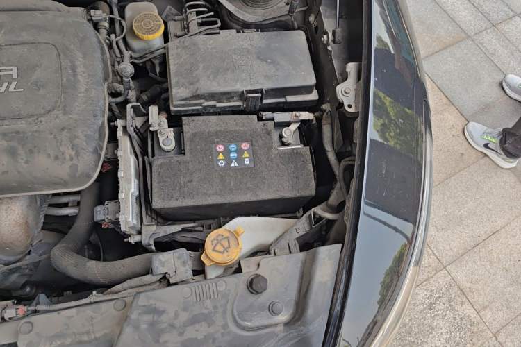 Used Jeep Cherokee 2017 2.4L Leading Edition Engine Bay Left