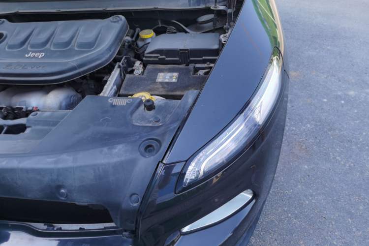 Used Jeep Cherokee 2017 2.0L Superior Edition Engine Bay Left