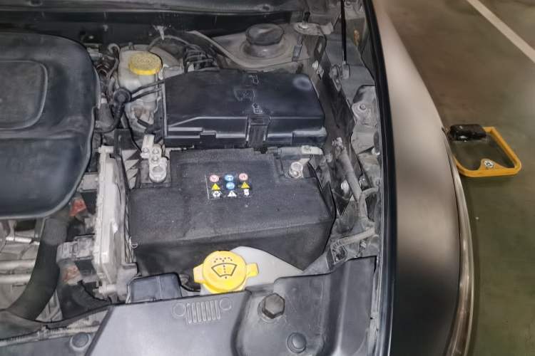 Used Jeep Cherokee 2017 2.4L Leading Edition Engine Bay Left