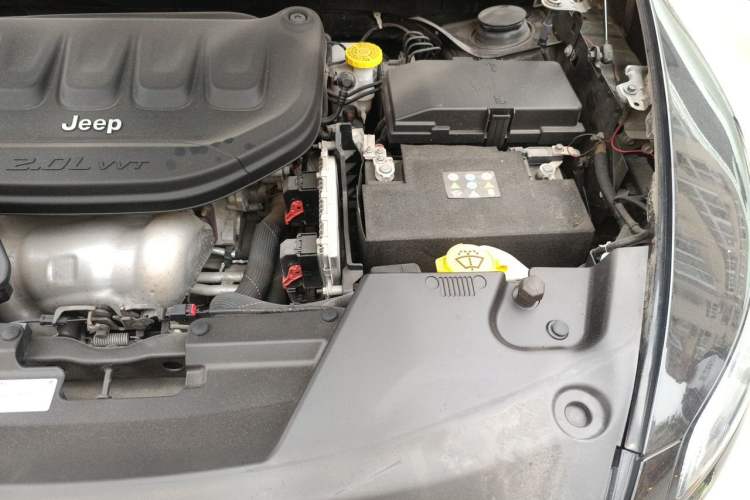 Used Jeep Cherokee 2017 2.0L Superior Edition Engine Bay Left