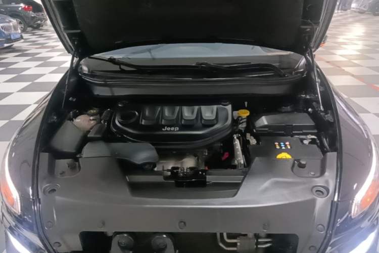 Used Jeep Cherokee 2017 2.0L Superior Edition Engine Bay