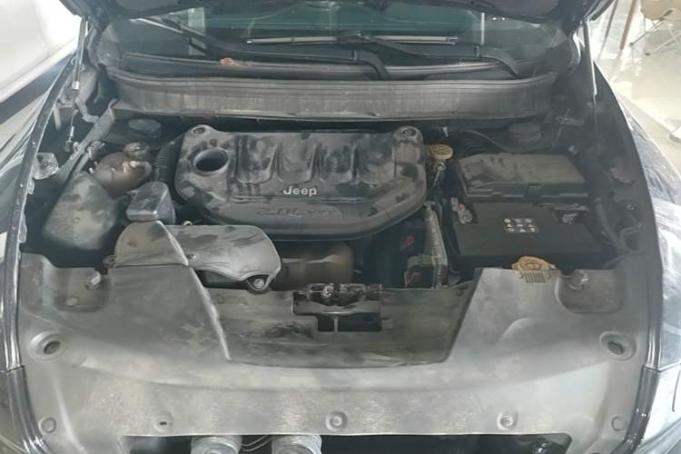 Used Jeep Cherokee 2017 2.0L Superior Edition Engine Bay