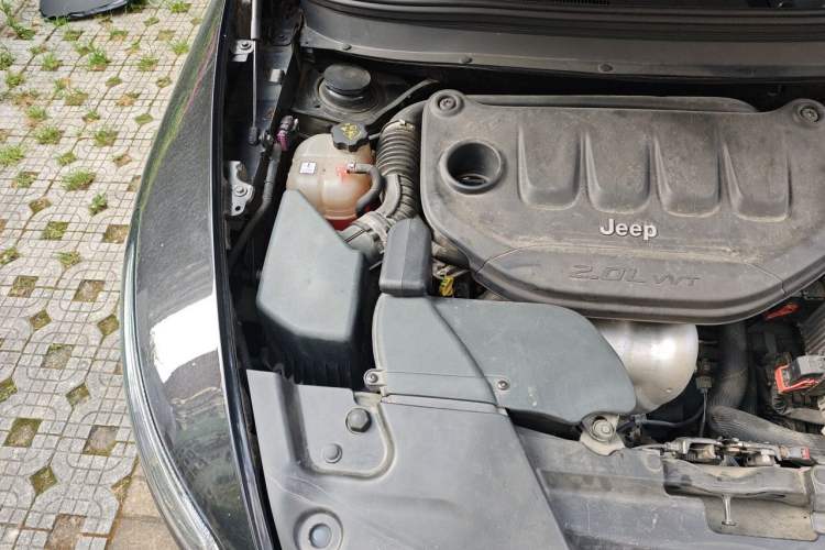 Used Jeep Cherokee 2017 2.0L Superior Edition Engine Bay Right