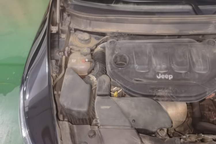 Used Jeep Cherokee 2017 2.0L Superior Edition Engine Bay Right