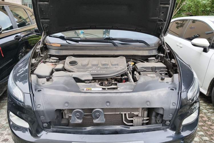 Used Jeep Cherokee 2017 2.0L Superior Edition Engine Bay