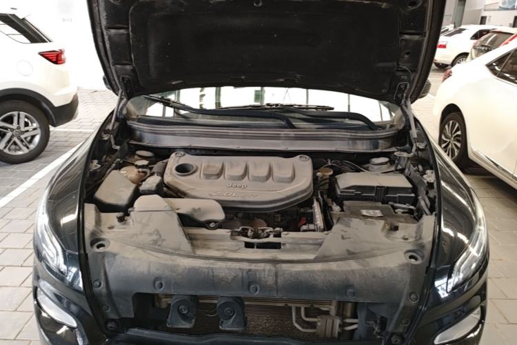 Used Jeep Cherokee 2017 2.0L Superior Edition Engine Bay