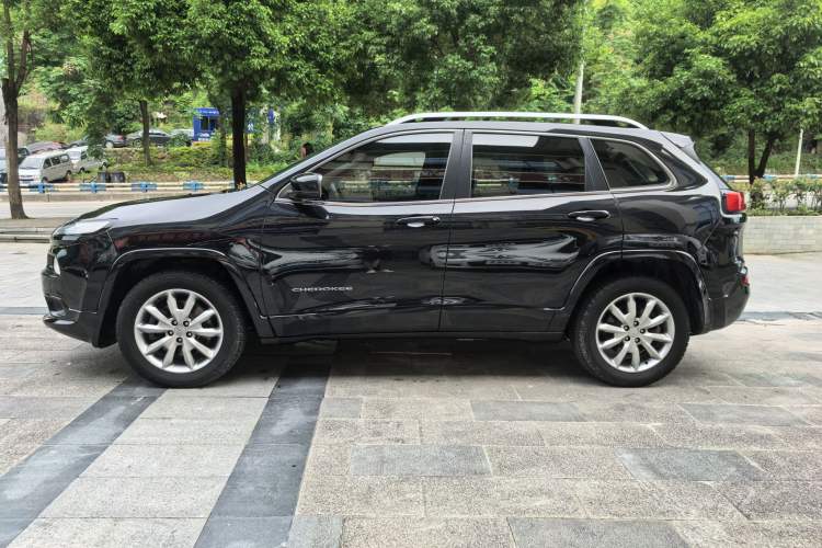 Used Jeep Cherokee 2017 2.4L Professional Edition Exterior 10