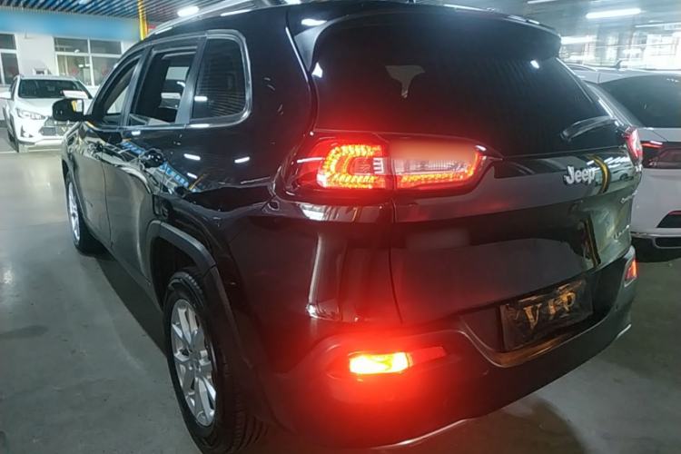 Used Jeep Cherokee 2017 2.0L Superior Edition Exterior 2