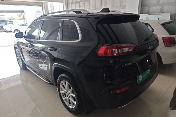 Used Jeep Cherokee 2017 2.0L Superior Edition Exterior 2