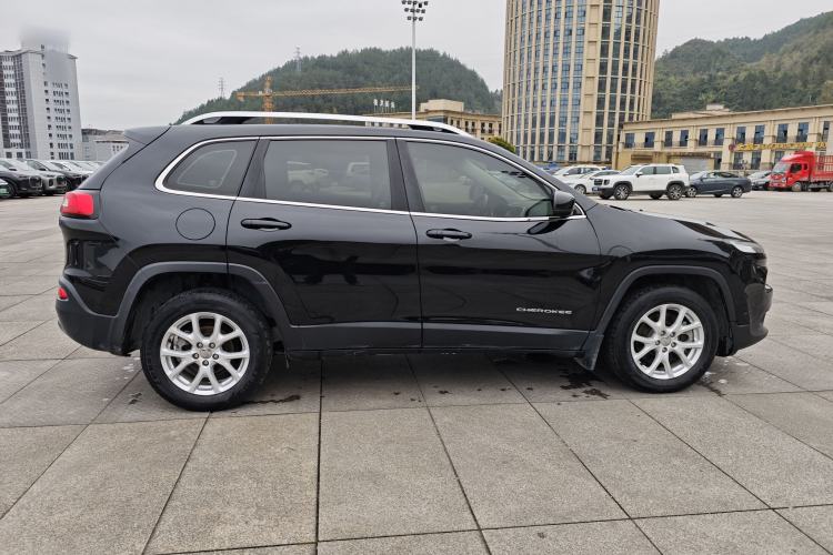 Used Jeep Cherokee 2017 2.0L Superior Edition Exterior 2