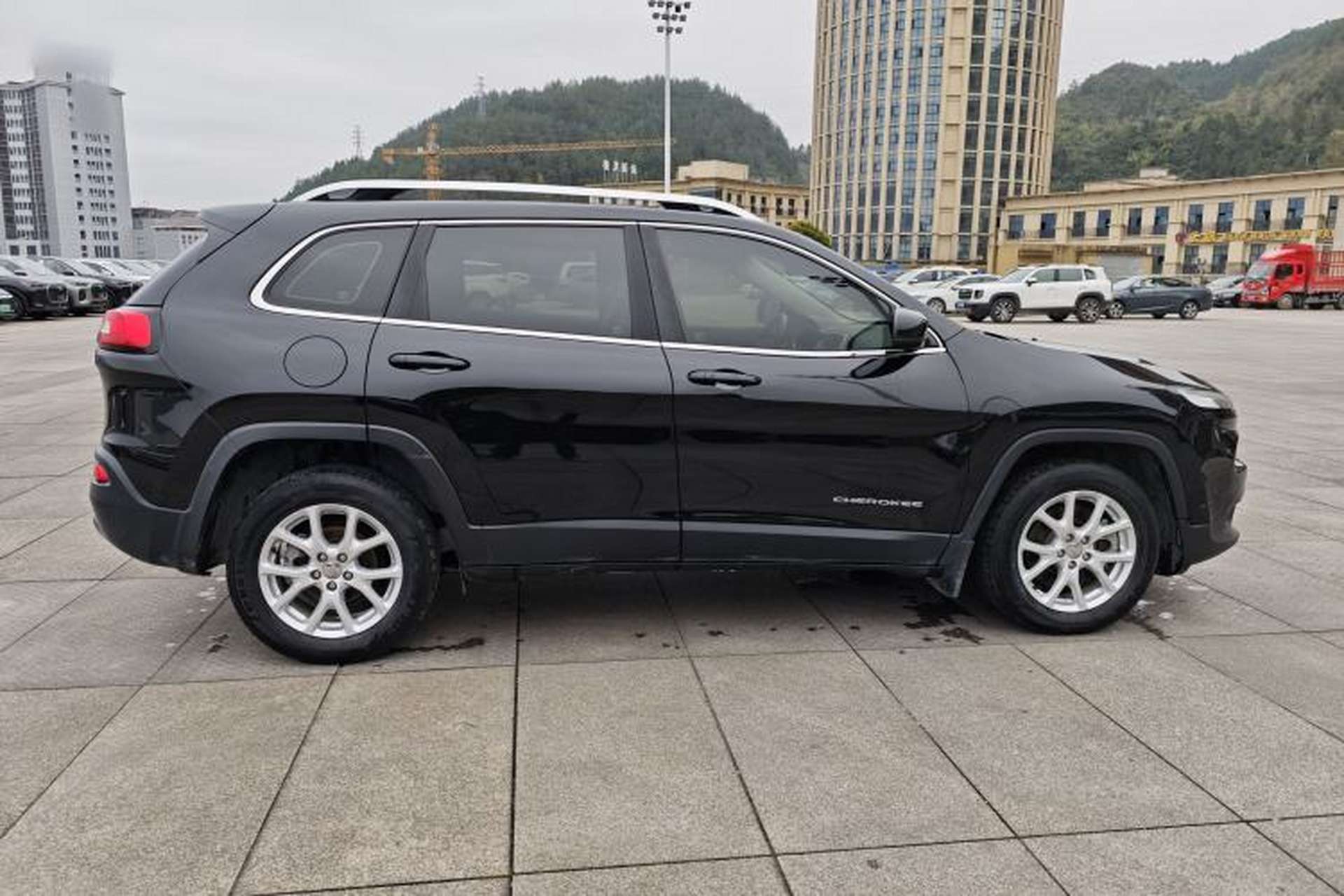 Used Jeep Cherokee 2017 2.0L Superior Edition Exterior 2