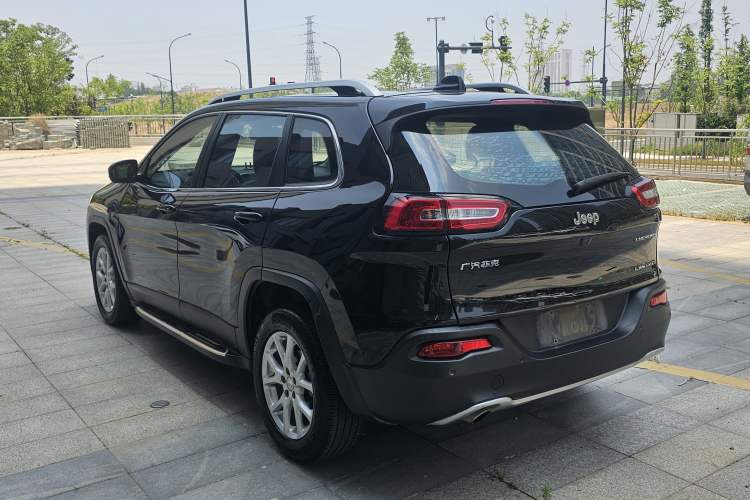 Used Jeep Cherokee 2017 2.0L Superior Edition Exterior 2