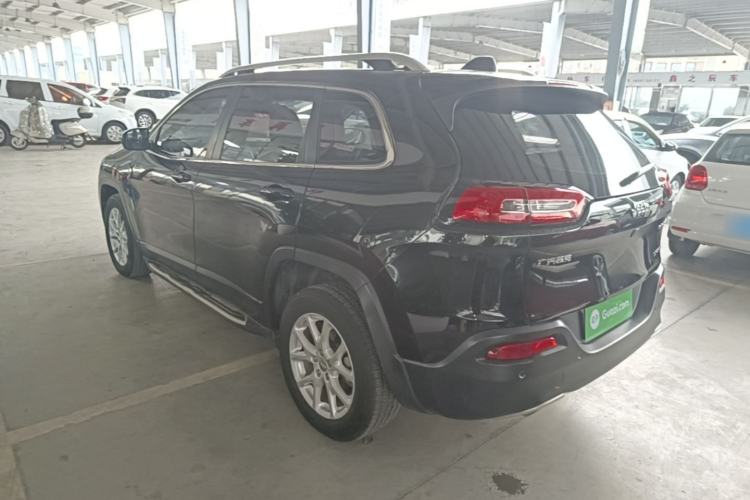 Used Jeep Cherokee 2017 2.0L Superior Edition Exterior 2