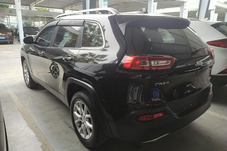 Used Jeep Cherokee 2017 2.0L Superior Edition Exterior 2