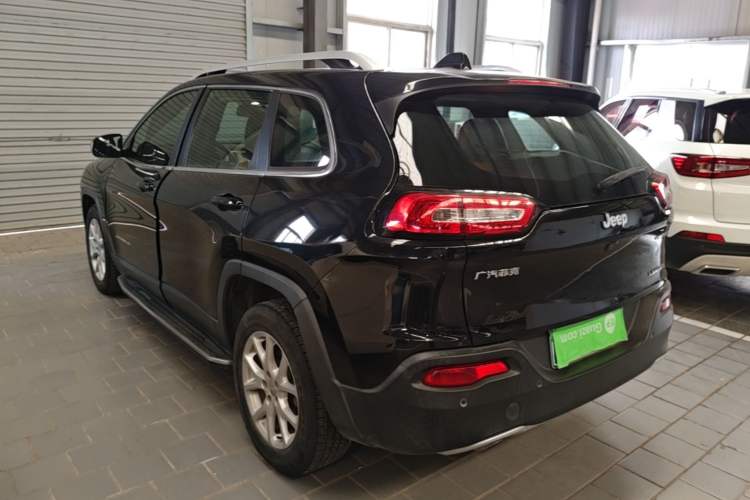 Used Jeep Cherokee 2017 2.0L Superior Edition Exterior 2