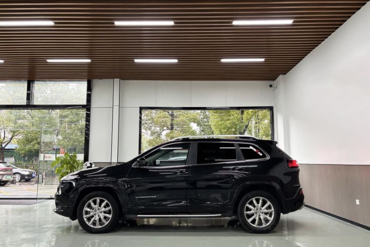 Used Jeep Cherokee 2017 2.4L Superior Edition Exterior 3