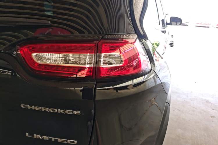 Used Jeep Cherokee 2017 2.4L Leading Edition Exterior 3