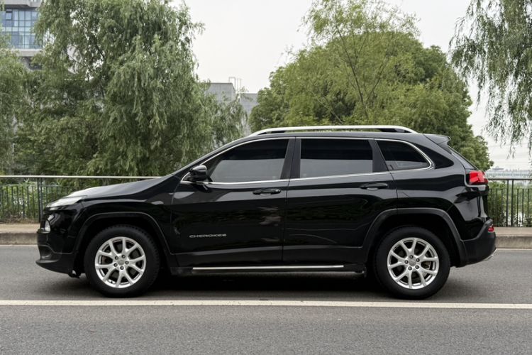 Used Jeep Cherokee 2017 2.4L Leading Smart Edition Exterior 3