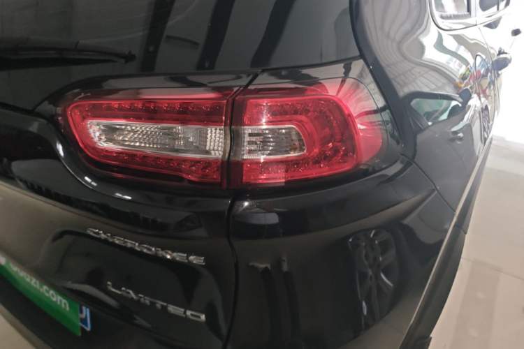 Used Jeep Cherokee 2017 2.0L Superior Edition Exterior 3