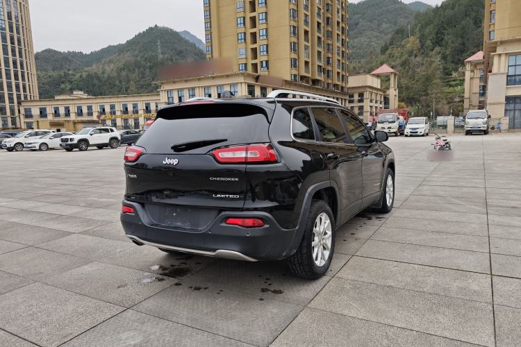 Used Jeep Cherokee 2017 2.0L Superior Edition Exterior 3