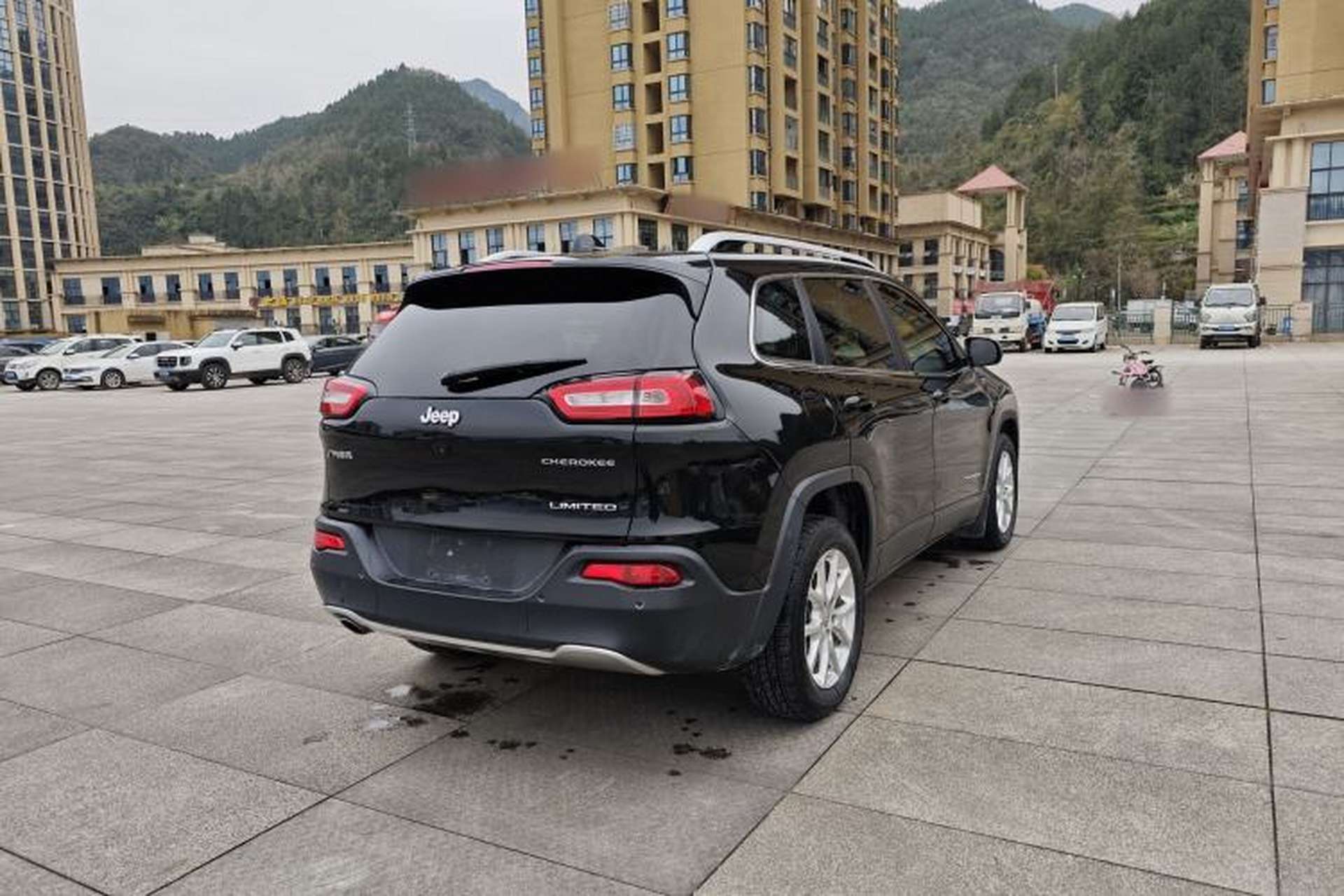 Used Jeep Cherokee 2017 2.0L Superior Edition Exterior 3