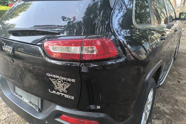 Used Jeep Cherokee 2017 2.4L Leading Smart Edition Exterior 3