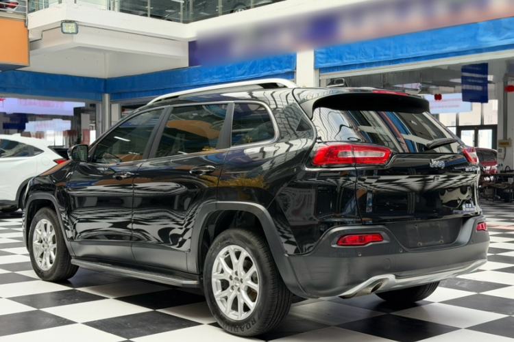 Used Jeep Cherokee 2017 2.0L Superior Edition Exterior 3