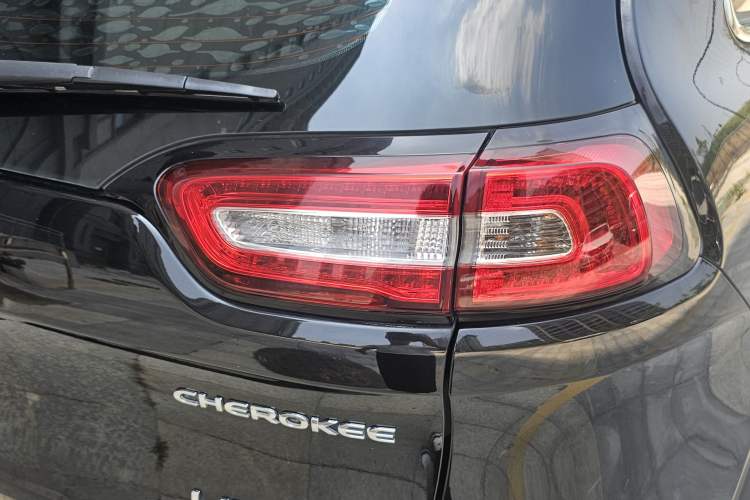 Used Jeep Cherokee 2017 2.0L Superior Edition Exterior 3
