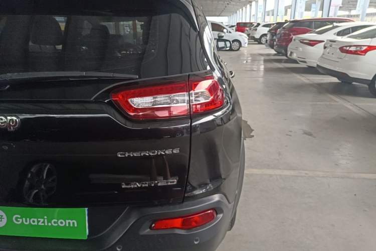 Used Jeep Cherokee 2017 2.0L Superior Edition Exterior 3