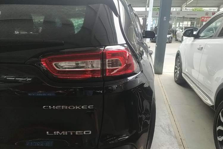Used Jeep Cherokee 2017 2.0L Superior Edition Exterior 3