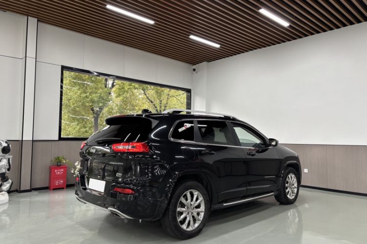 Used Jeep Cherokee 2017 2.4L Superior Edition Exterior 4